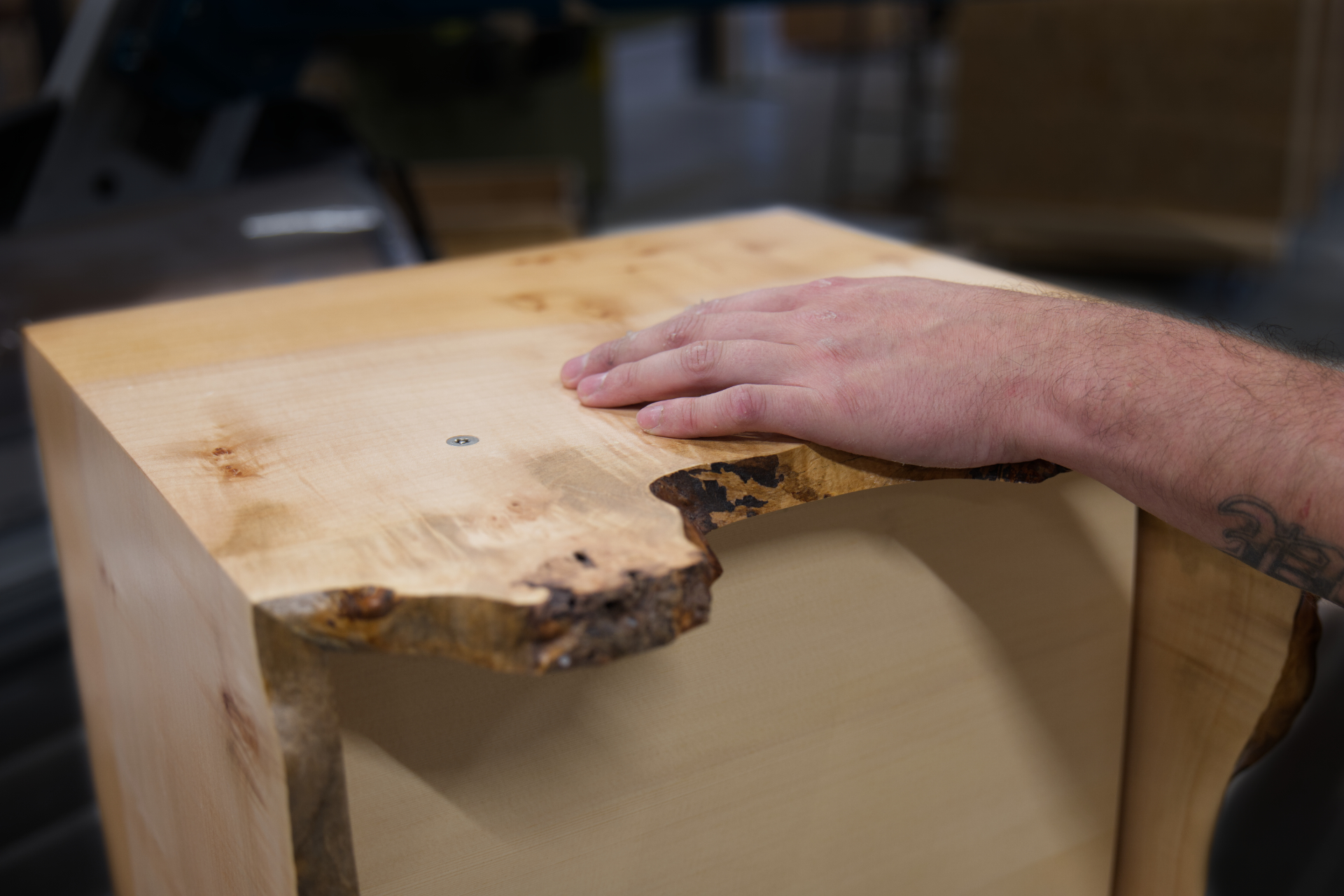 Le geste de l'artisan sur une enveloppe d'Ailim en bois massif